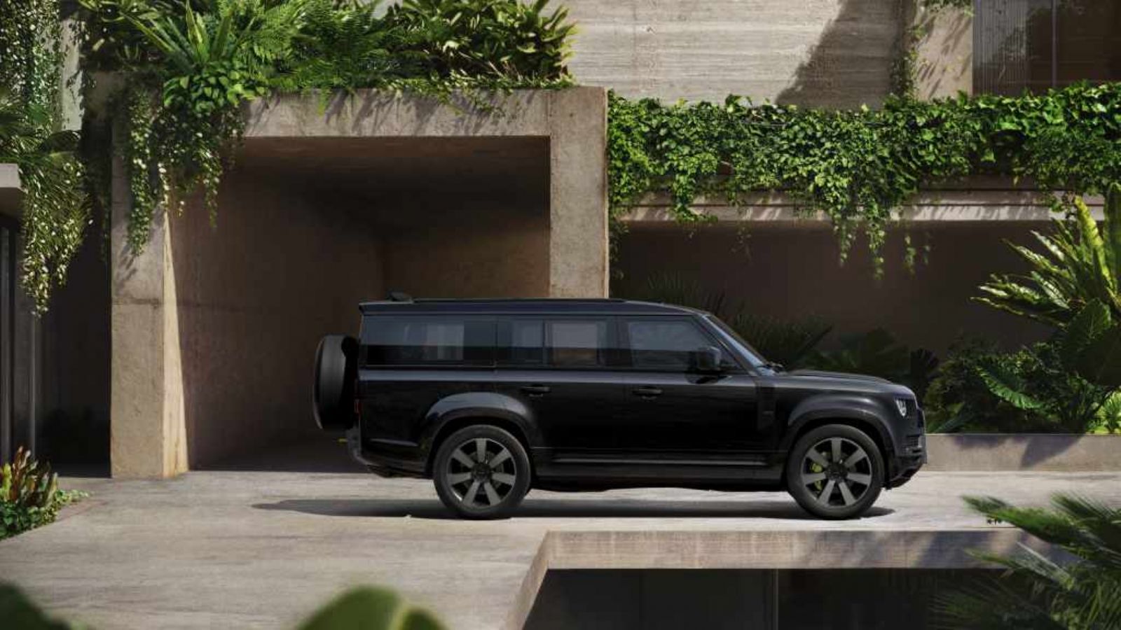 Το ανανεωμένο Land Rover Defender παρουσιάζει τη νέα έκδοση Vertex